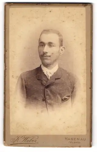 Fotografie K. Weber, Hagenau /Elsass, Vis à vis d. Cavalerie-Caserne, Junger Mann mit Segelohren