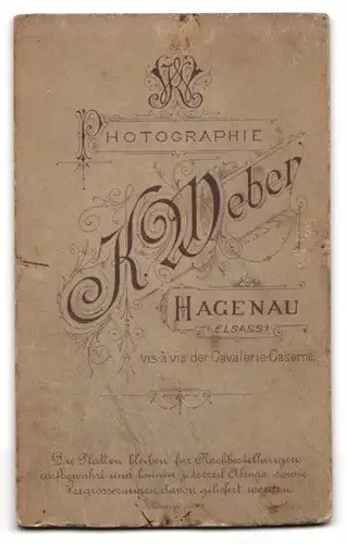 Fotografie K. Weber, Hagenau /Elsass, Vis à vis d. Cavalerie-Caserne, Junger Mann mit Segelohren