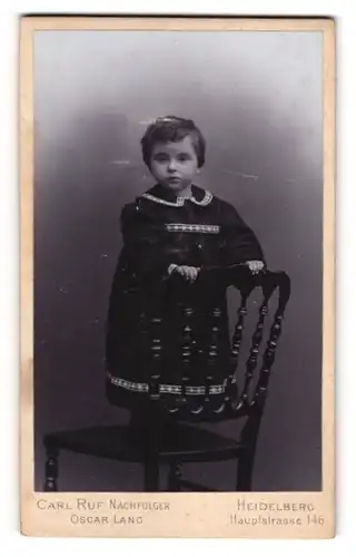 Fotografie Oscar Lang, Heidelberg, Hauptstrasse 146, Hübsches Mädchen posiert auf einem Stuhl stehend