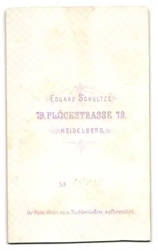 Fotografie Eduard Schultze, Heidelberg, Plöckstrasse 79, Elegante Dame mit auffälliger Frisur