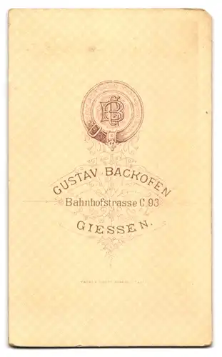 Fotografie Gustav Backofen, Giessen, Bahnhoftsrasse C. 93, Hübscher Junge posiert lässig mit Hut