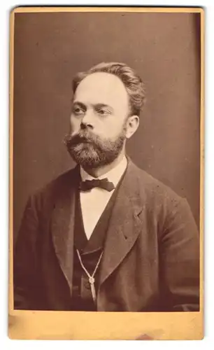 Fotografie August Ducrue, Pforzheim, Leopold Vorstadt Nr. 83, Eleganter Mann mit Vollbart und Fliege