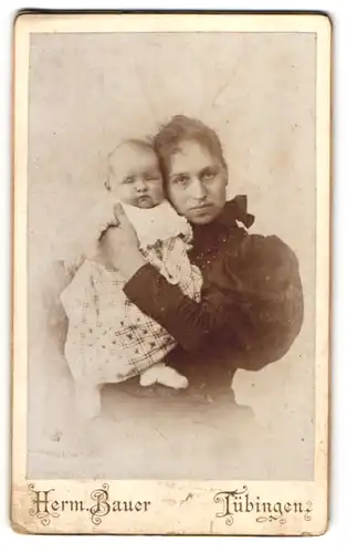 Fotografie Herm. Bauer, Tübingen, Mutter hält liebevoll ihr Baby im Arm