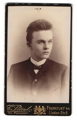 Fotografie C. Steinl, Frankfurt a. O., Linden-Str. 5, Junger gutaussehender Mann mit ernstem Blick