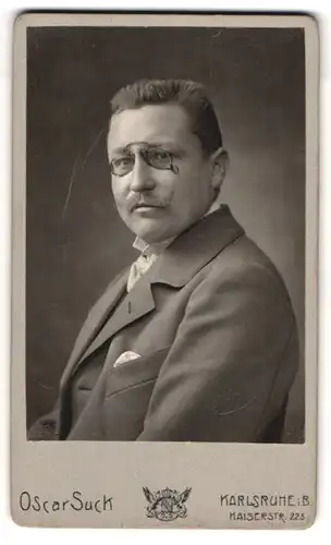 Fotografie Oscar Suck, Karlsruhe, Kaiserstr. 223, Eleganter Herr mit Zwickerbrille