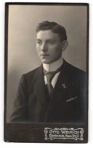 Fotografie Otto Weirich, Eisenach, Neue Str. 2, Junger gutaussehender Mann mit strengen Scheitel und Krawatte