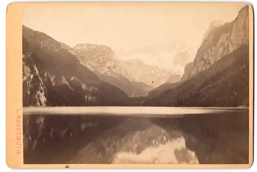 Fotografie L. Hardtmuth, Salzburg, Ansicht Gosau, Blick über den Gousasee mit Alpenpanorama