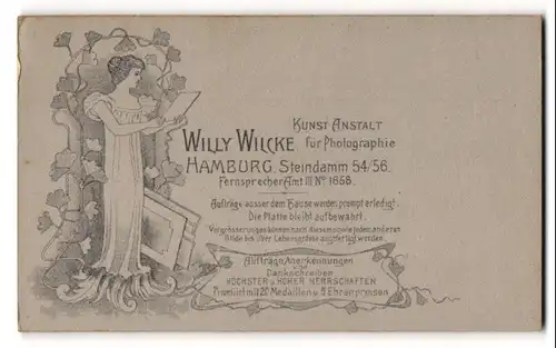 Fotografie Willy Wilcke, Hamburg, Steindamm 54 /56, junge Frau im Kleid betrachtet eine Fotografie, Jugendstil