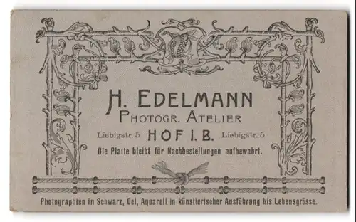 Fotografie H. Edelmann, Hof i. B., Liebigstr., florare Verzierung als Rahmen um die Anschrift des Ateliers