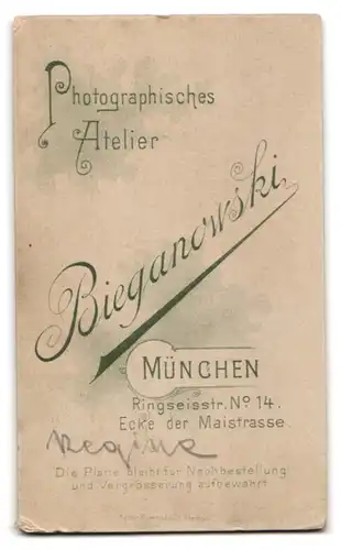 Fotografie Bieganowski, München, niedliches Mädchen zur Kommunion im Kleid mit Kerze und Bibel