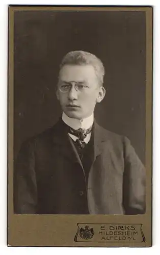 Fotografie E. Dirks, Alfeld a. L., junger Mann L. Streck im Anzug mit Zwickerbrille