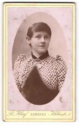 Fotografie B. Haaf, Bamberg, junge Frau Pine Herrmann im gemusterten Kleid, 1890