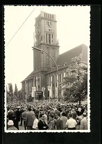 AK Berlin-Schöneberg, Veranstaltung am Rathaus