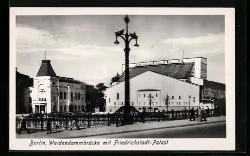 AK Berlin, Weidendammbrücke mit Friedrichstadt-Palast