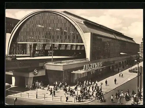 AK Berlin, Passanten vor dem S-Bahnhof Alexanderplatz