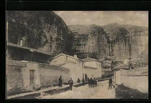 AK Bachtschyssaraj /Krim, Strassenpartie im Ort, Felswand