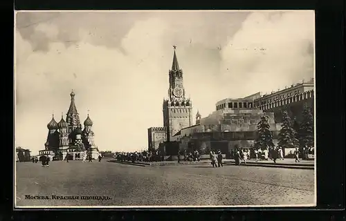 AK Moskau, Der rote Platz mit Passanten