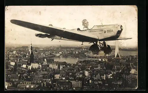 Foto-AK Knabe in einem Flugzeug über einer Stadt, Studiokulisse