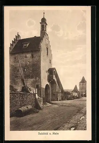 AK Sulzfeld a. Main, Strassenpartie mit altem Gebäude