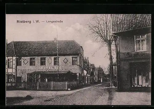 AK Rietberg i. W., Langestrasse mit Häusern, Hotel Vogt