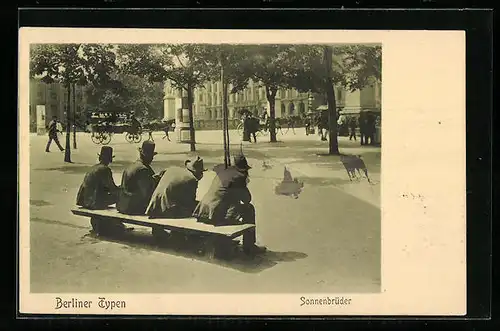 AK Berlin, Sonnenbrüder beim Beobachten des Strassenverkehrs