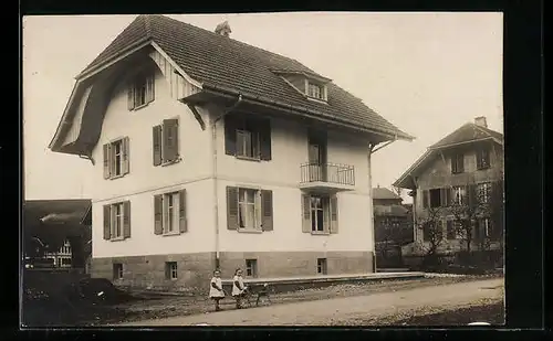 Foto-AK Grünenmatt, Strassenpartie mit Wohnhaus und Kindern