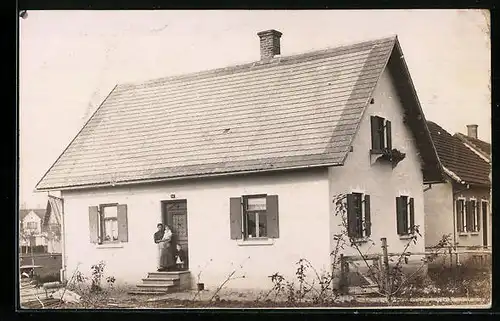 Foto-AK Illertissen, Haus mit Frau und Kindern