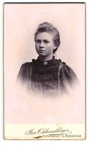 Fotografie Jos. Ohlenschläger, Konstanz, Hussenstr. 15, Hübsches junges Mädel im schwarzen Kleid mit gebundenem Haar