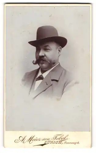 Fotografie A. Meier von Tobel, Zürich, Rennweg 4, Bürgerlicher Herr mit Schnurrbart und Hut im Anzug