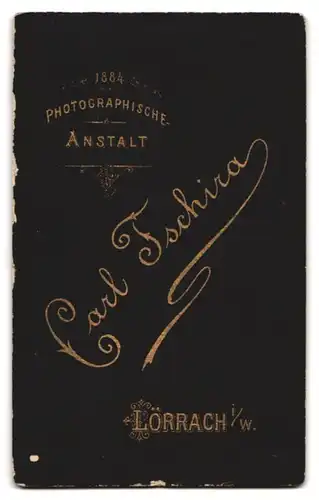 Fotografie Carl Tschira, Lörrach i/W., Junge bürgerliche Dame mit gebundenem Haar in schwarzem Kleid