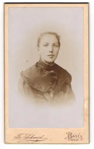 Fotografie Fr. Schmid, Basel, Clarastr. 5, Hübsche junge Dame im schwarzen Kleid mit gebundenem Haar