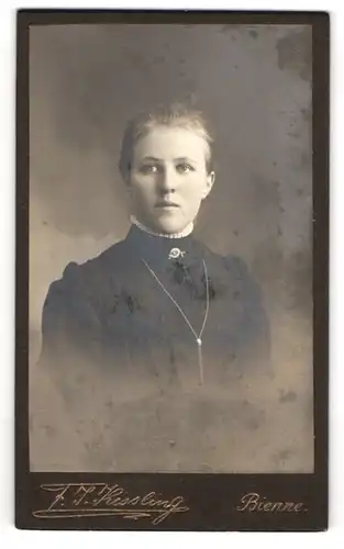 Fotografie F. J. Kissling, Bienne, Rue de la gare 31, Hübsche junge Dame mit gebundenem Haar in hochgeschlossenem Kleid