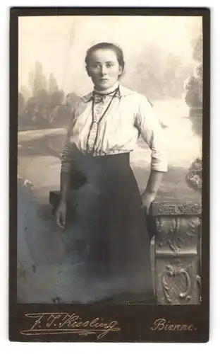 Fotografie F. J. Kissling, Bienne, Rue de la gare 31, Junge Dame in weisser Bluse mit gebundenem Haar