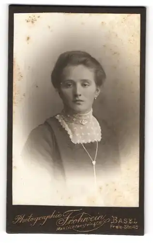 Fotografie Frohwein, Basel, Freie-Str. 45, Hübsche junge Dame in schwarzer Bluse mit gebundenem Haar