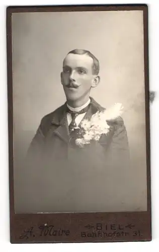 Fotografie A. Maire, Biel, Bahnhofstr. 31, Bürgerlicher Herr mit gescheiteltem Haar und Schnurrbart im Anzug