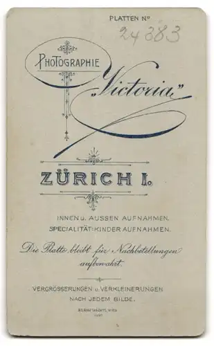 Fotografie Victoria, Zürich, Limmat Quai 22, Bürgerlicher junger Herr mit Schnurrbart im karrierten Anzug