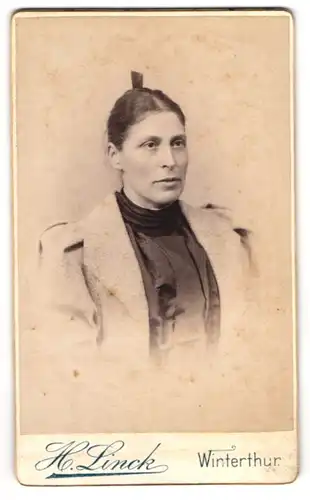 Fotografie H. Linck, Winterthur, St. Georgenstrasse, Bürgerliche Dame mit gebundenem Haar im Kleid mit Puffärmeln