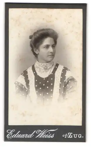 Fotografie Eduard Weiss, Zug, Schöne Dame mit gebundenem Haar im gepunktetem Kleid