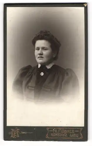 Fotografie Fr. Hübner, Konstanz, Huetlinstr. 21, Bürgerliche Dame im schwarzen Kleid mit Puffärmeln