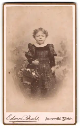 Fotografie Eduard Schucht, Aussersihl, Casernen.Str. 13, Süsses kleines Mädel in karriertem Kleidchen mit Blumenkorb