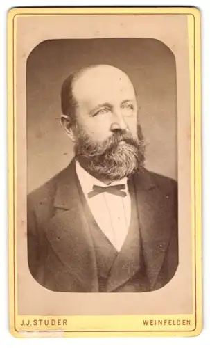 Fotografie J. J. Studer, Weinfelden, Bürgerlicher Herr mit Bart im schwarzen eleganten Anzug