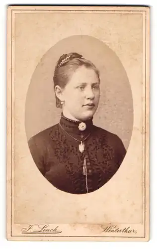 Fotografie J. Linck, Winterthur, Hübsche junge Dame im schwarzen Kleid mit gebundenem Haar