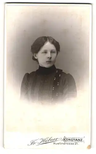 Fotografie Fr. Hübner, Konstanz, Huetlinstrasse 21, Junge bürgerliche Dame im schwarzen Gewand mit gebundenem Haar