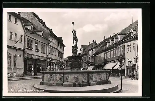 AK Arnstadt, Strassenpartie mit Hopfenbrunnen
