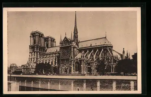 AK Paris, Cathédrale Notre-Dame von der Seite aus gesehen