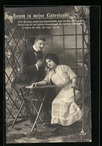 Foto-AK Photochemie Berlin Nr. 5249: Komm in meine Liebeslaube, Mann sitzt auf Tisch und daneben Frau auf Stuhl