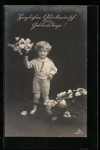 Foto-AK Photochemie Berlin Nr. 4627-2: Niedlicher Junge im Matrosenanzug mit Blumenstrauss