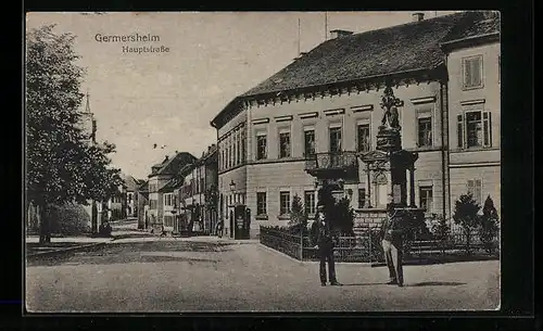 AK Germersheim, Hauptstrasse mit Herren an einem Denkmal