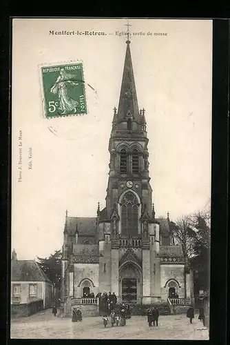 AK Montfort-le-Rotrou, Eglise sortie de messe