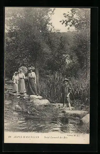 AK Saint-Leonard-des-Bois, Spaziergänger an einem Flussufer